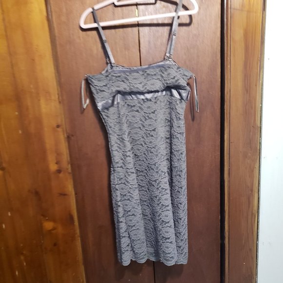 Lacy evening dress with gem embelishments - Picture 3 of 4